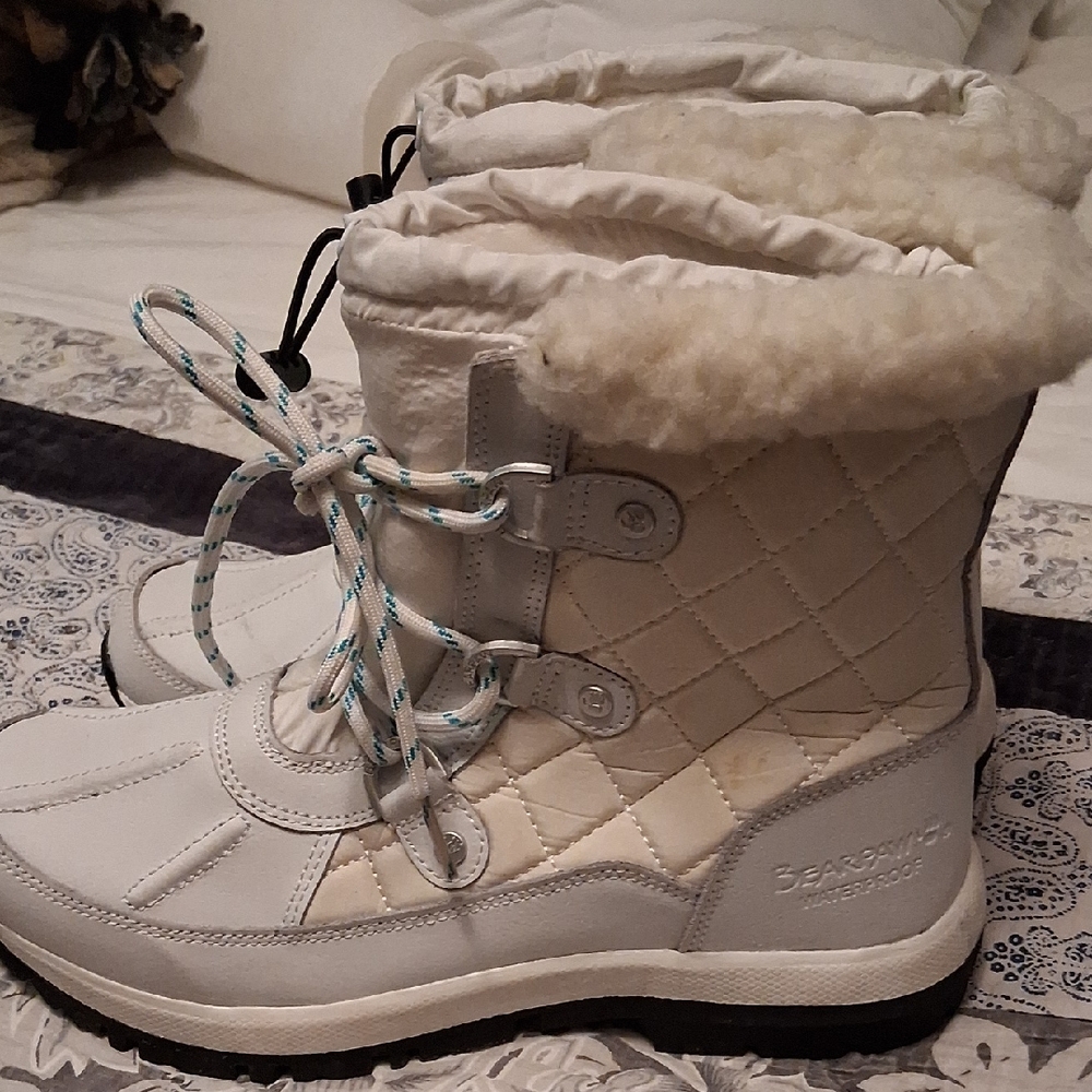 BearPaw Women's Cream Quilted Winter Boots Never Worn